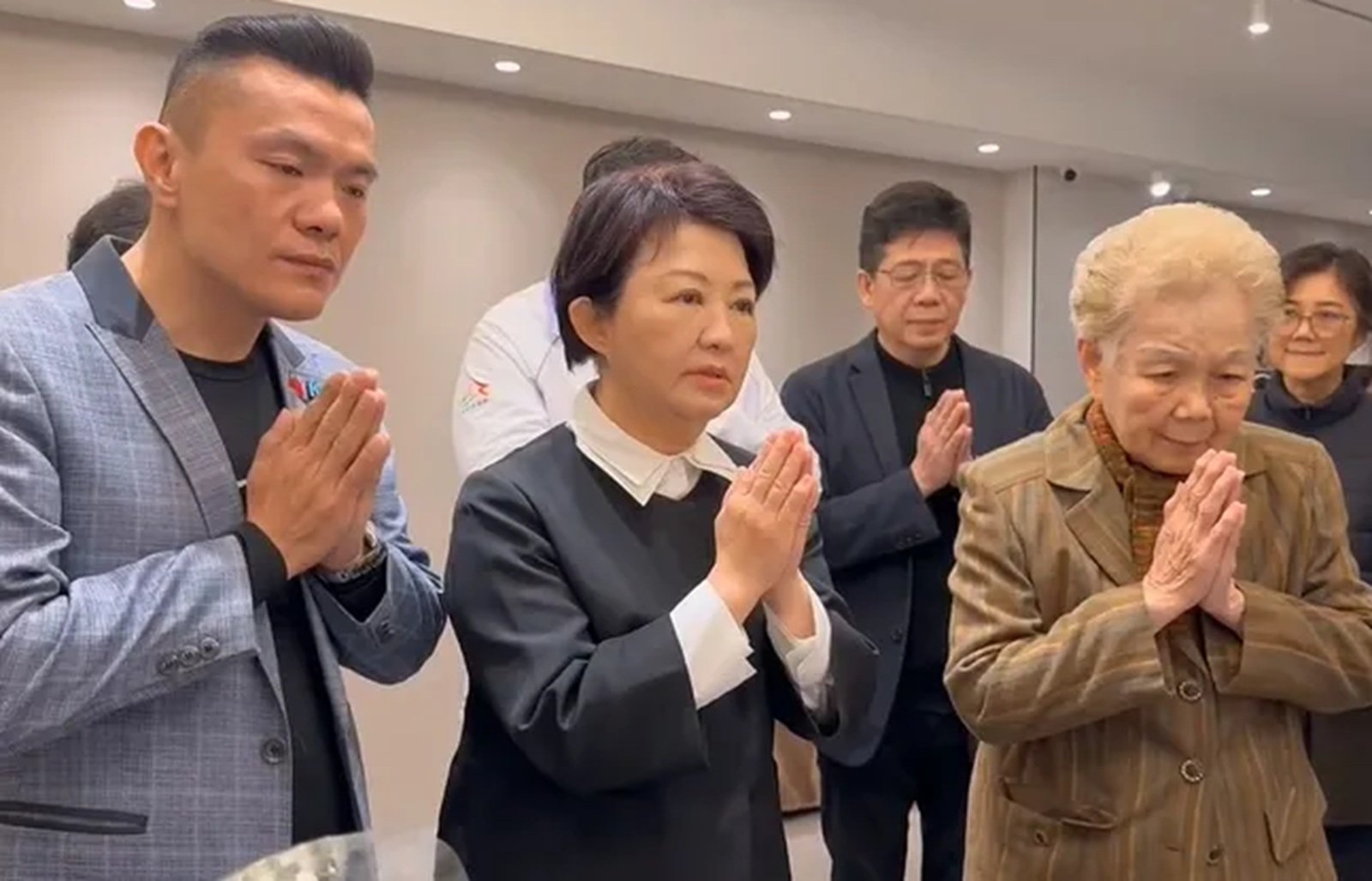 台中市長盧秀燕(中)於23日下午赴柯爸靈堂弔唁。民眾黨台中市議員江和樹提供