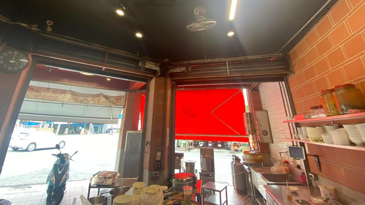 高雄豬腳店停業原因遭出征，網紅486再嗆掀起網友一陣討論。(圖/翻攝自臉書「紅鼻子豬腳專賣店」)