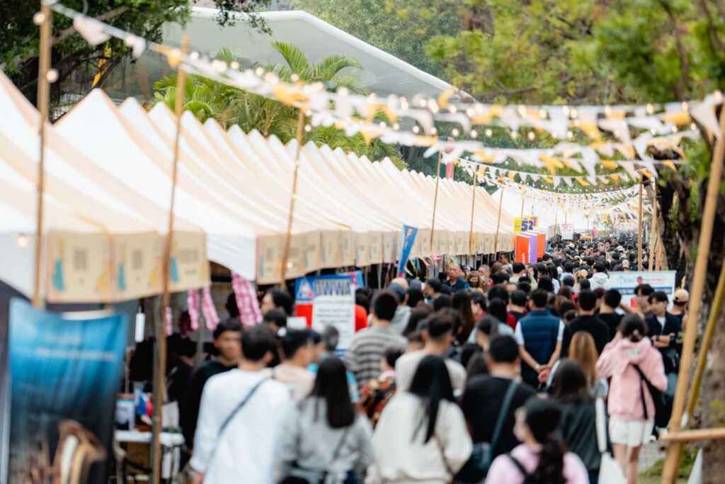 ▲「日光海島生活節」集結台、美、日、菲、泰，透過多元市集、展演、戶外講座及攝影展，展現海島文化特色，促進新住民與移工文化交流。（高雄市行政暨國際處提供）