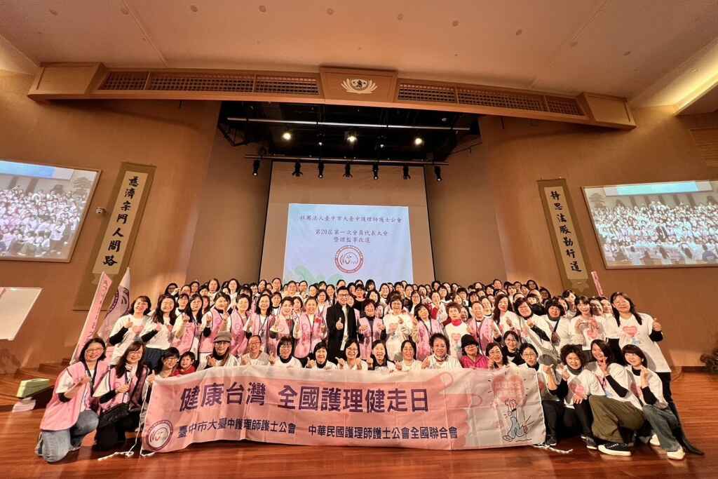 ▲大臺中護理師護士公會舉辦健走活動， 立法院副院長江啟臣（中）到場支持，為護理人員加油打氣。（臺中慈濟醫院提供）