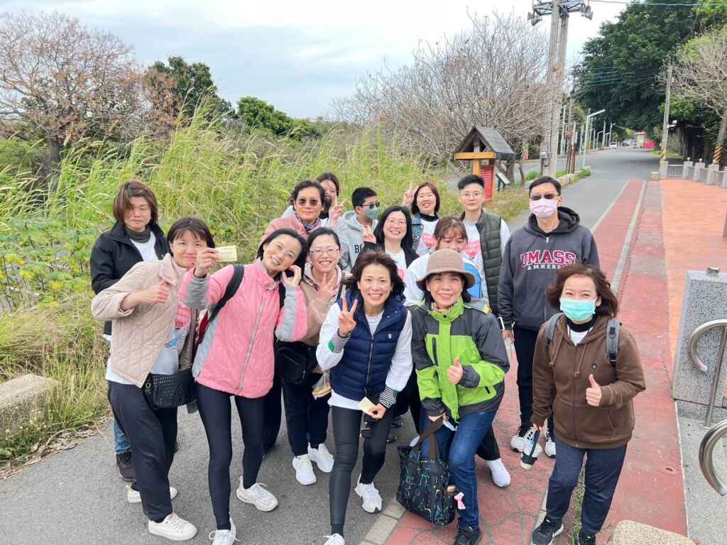 雲林縣護理師護士公會上午，在西螺大橋河堤步道舉行健走活動。(記者廖承恩翻攝)