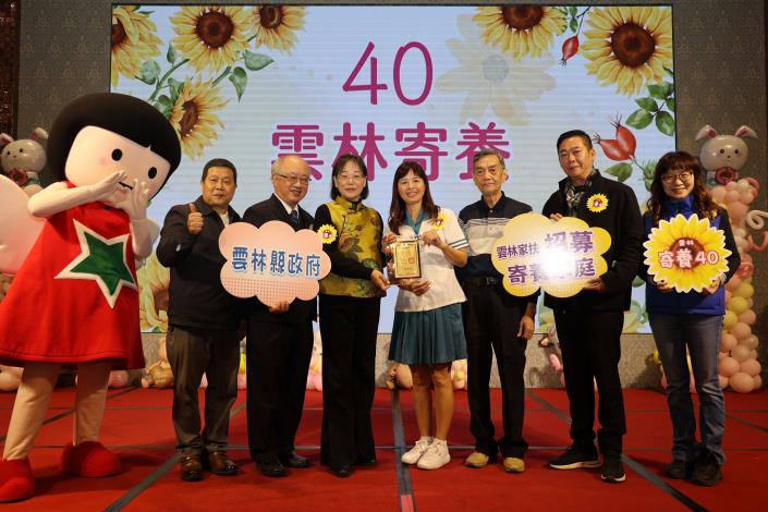 謝淑亞感謝長期奉獻的寄養家庭，10年、15年、20年如一日，愛與責任同行。(記者廖承恩翻攝)