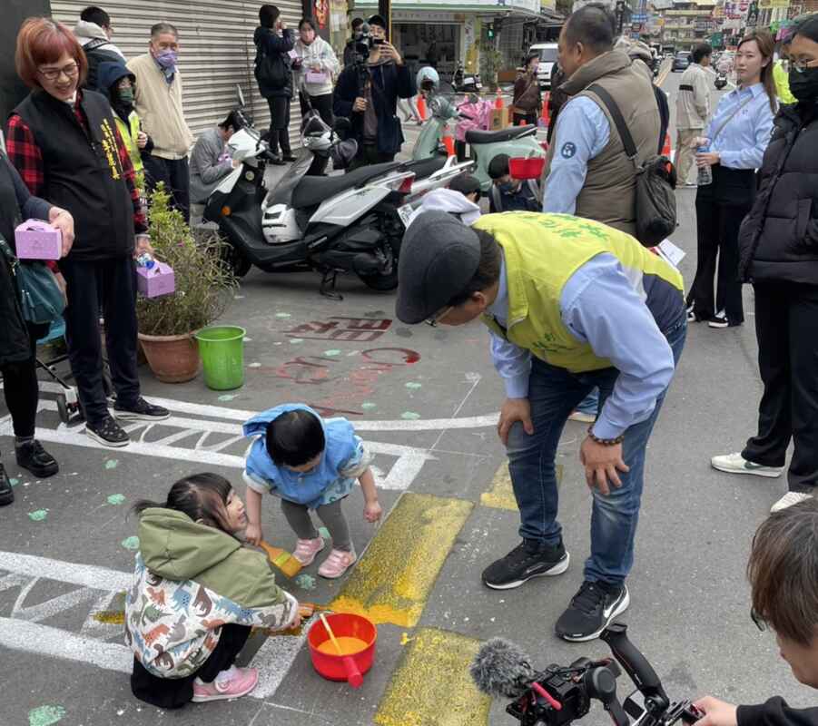 ▲現場實作模擬彩繪，以可水洗顏料讓民眾在現場畫下自已想像的道路模樣，增加對公共議題參與及認同。（彰化市公所提供）