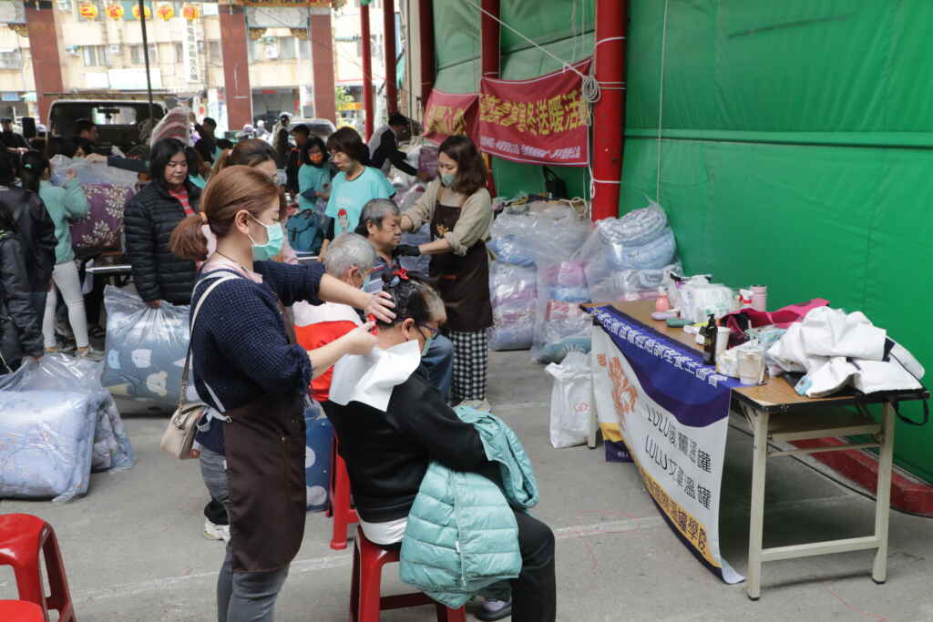 天靈慈善會捐贈棉被及超市禮券予低收入族群，讓弱勢家庭感受到社會的溫暖。