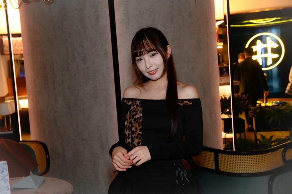 人氣網紅「結餘不是魚」曾遇到變態攝影師騷擾的經驗,提醒女生要懂得自我保護。