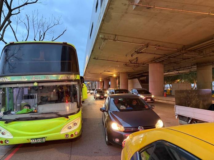 下雨不減賞燈熱情 桃警籲搭接駁車參觀台灣燈會 56 1055209 0