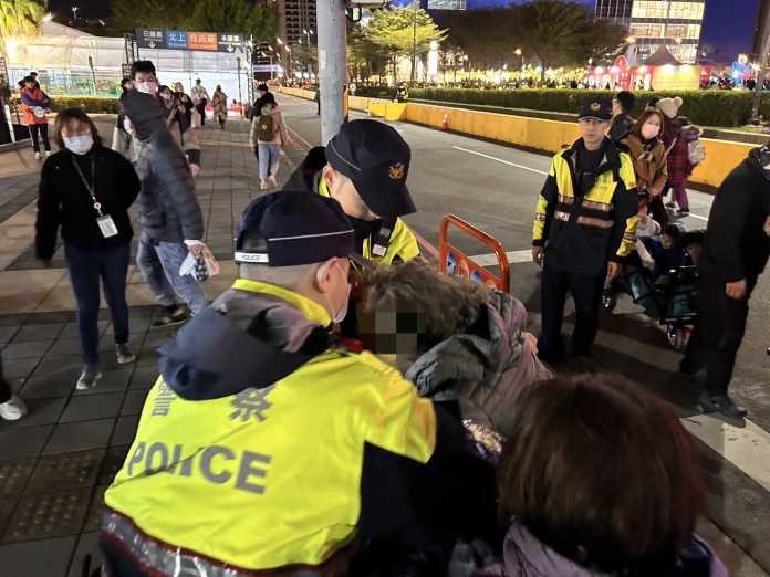 人民保母守護台灣燈會 壢警助走失兒童與家人團聚 69 S 12304453 0