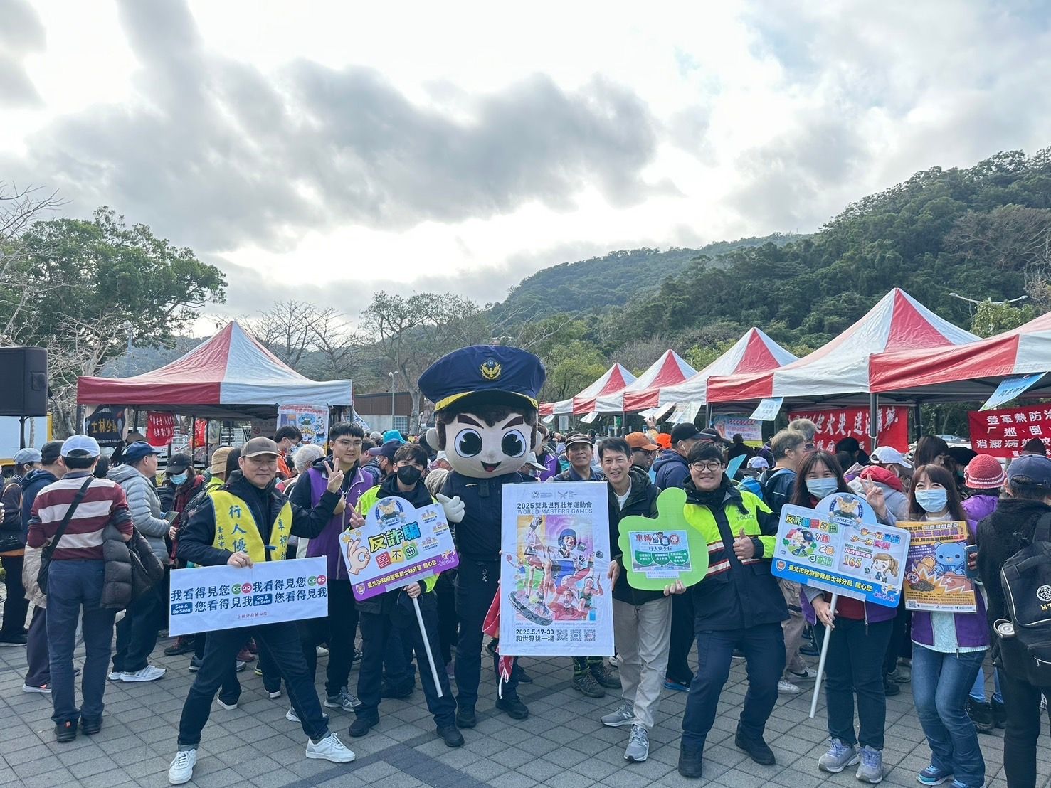 「114年度雙溪河濱健行活動」,吸引眾多民眾攜家帶眷參與。(記者 黃荷琇翻攝)
