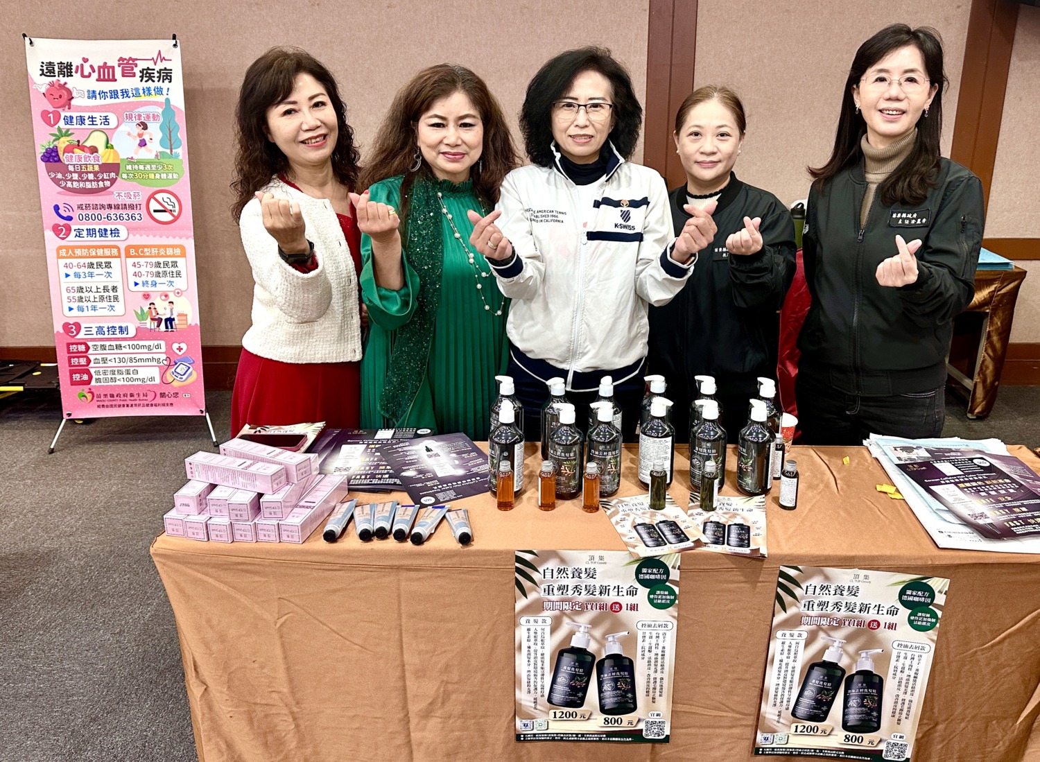 晨露國際於現場展示頂集養髮洗髮精,鄭秀葉理事長(左二)長期推動美業產品交流推廣。(圖/記者林照東攝)