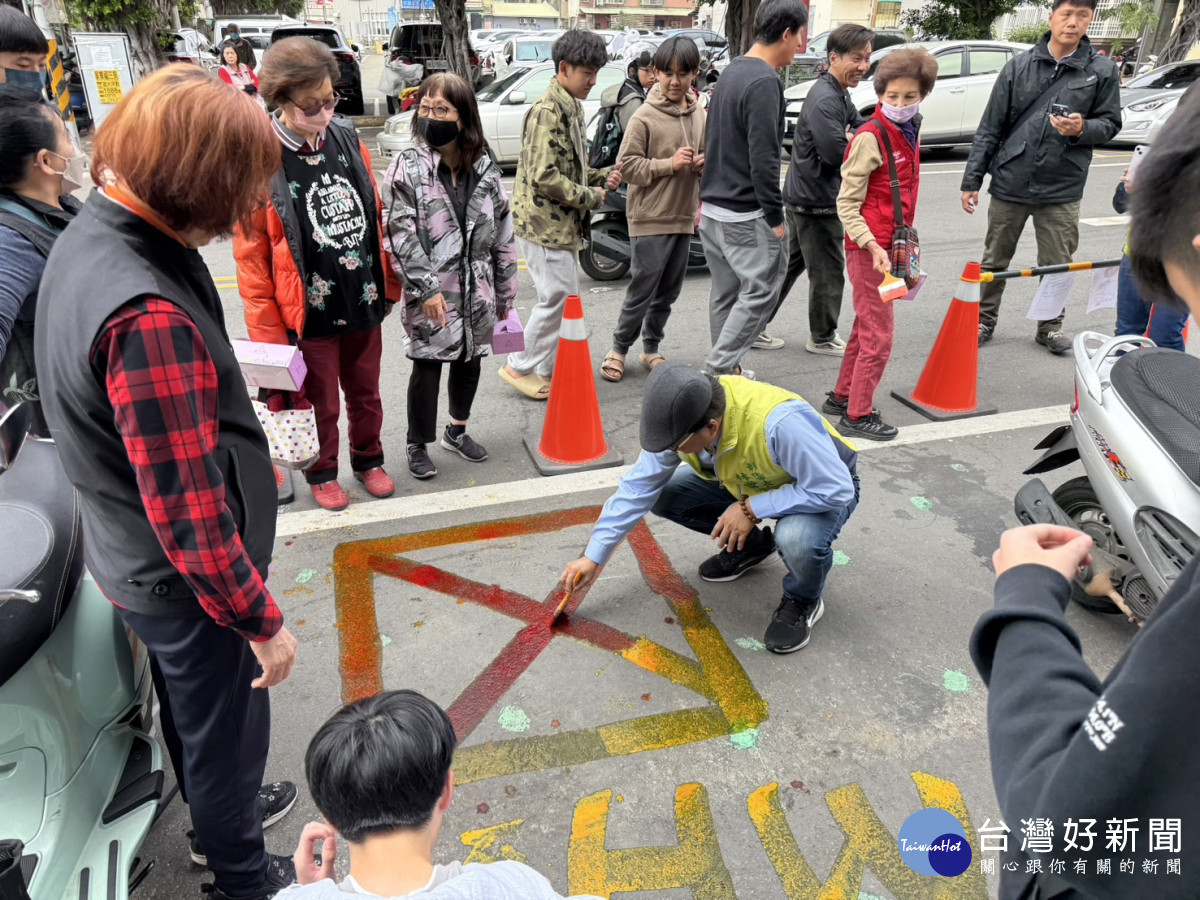 彰化市長林世賢親自參與「彰化市彰師大商圈道路講習」與民眾一起現場實作模擬彩繪。圖／記者鄧富珍翻攝