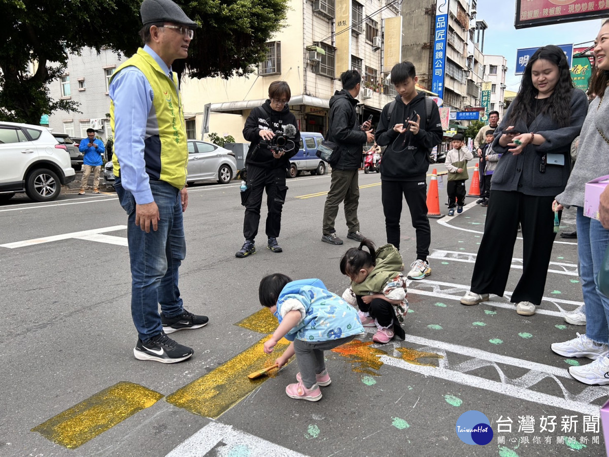 「彰化市彰師大商圈道路講習」民眾現場實作模擬彩繪。圖/記者鄧富珍翻攝