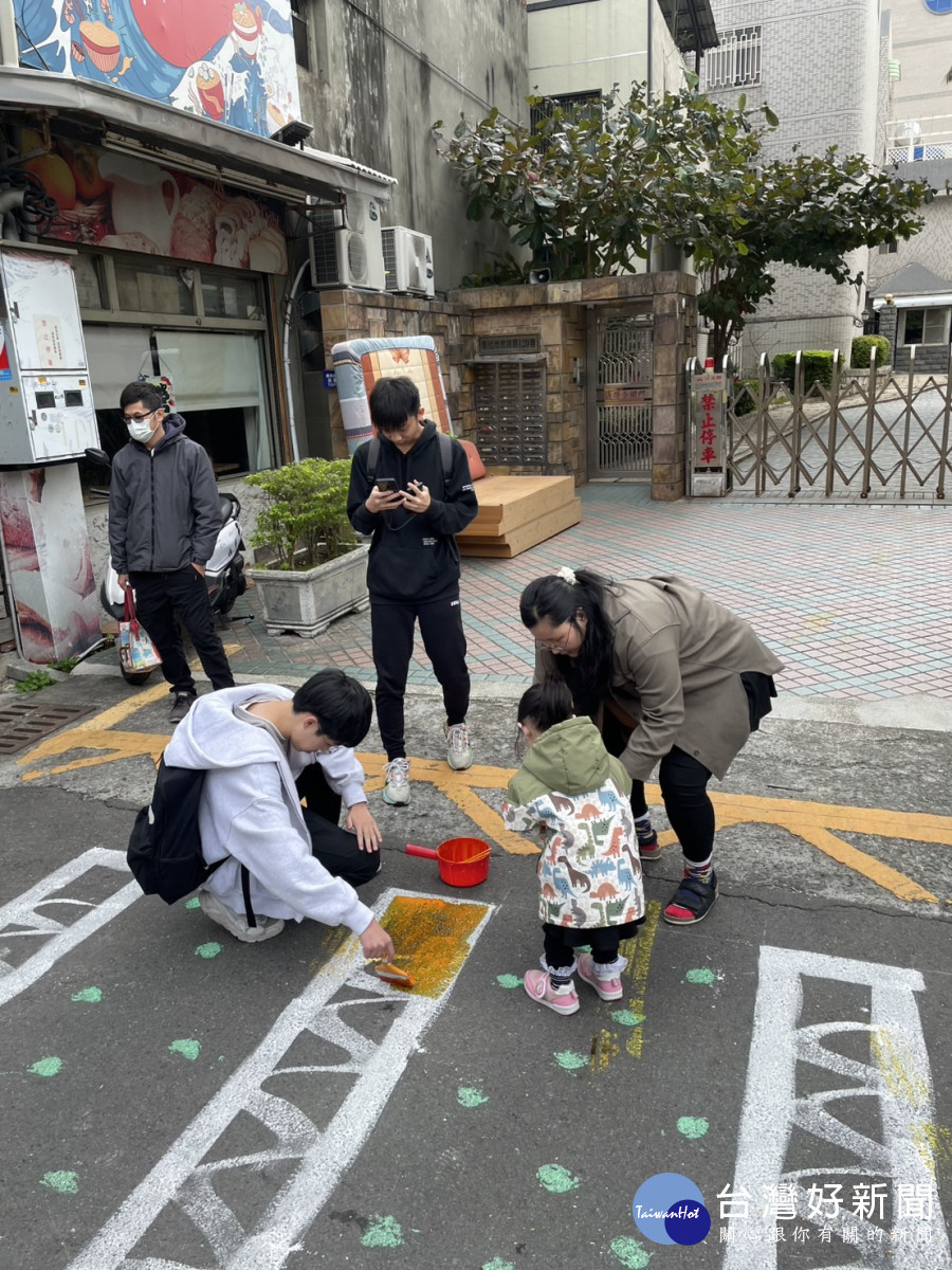 「彰化市彰師大商圈道路講習」民眾現場實作模擬彩繪。圖/記者鄧富珍翻攝