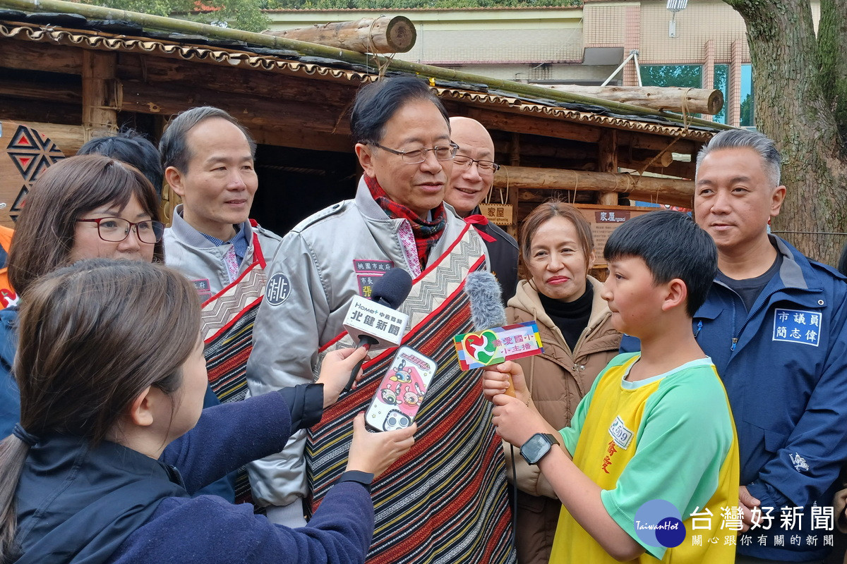 桃園市長張善政出席「桃園市僑愛國小泰雅文化學習場域揭牌典禮」接受學童自製新聞台—「僑愛電視台」專訪。<br /><br />