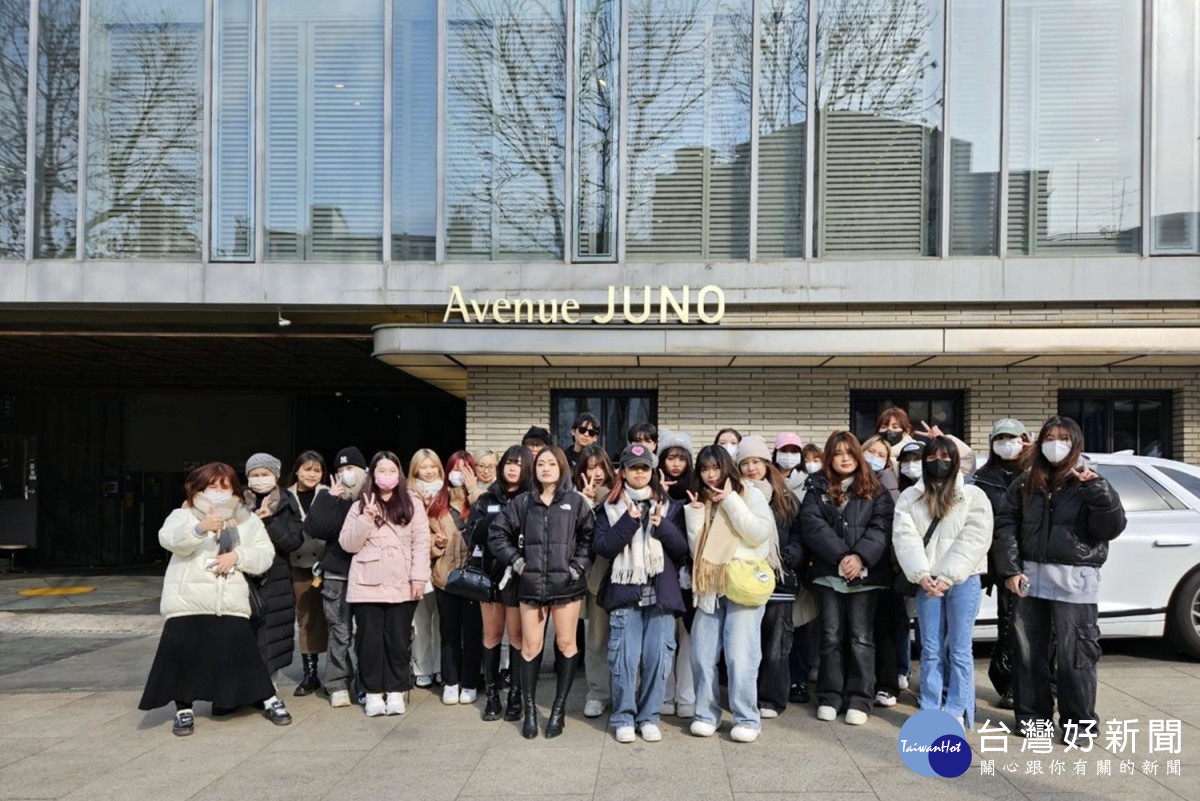 參加海外研習的學生到韓國西京大學產學合作店家參訪。(弘光科大提供)