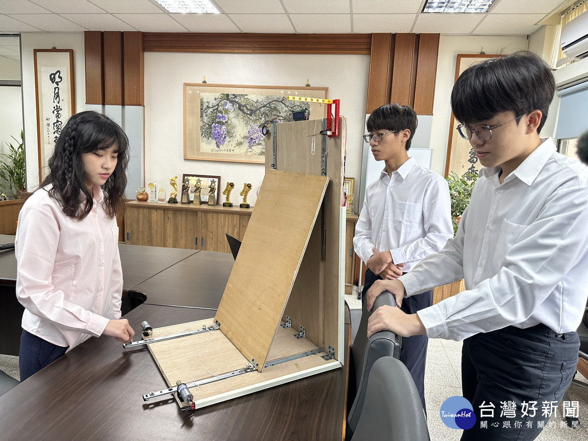 三位同學展示該設計啟動。(記者扶小萍攝)