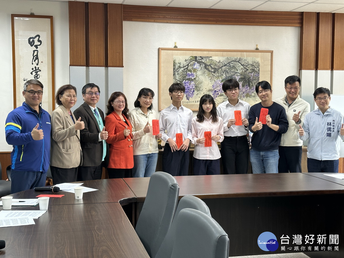 校友會徐理事長贈獎勵金鼓勵。(記者扶小萍攝)