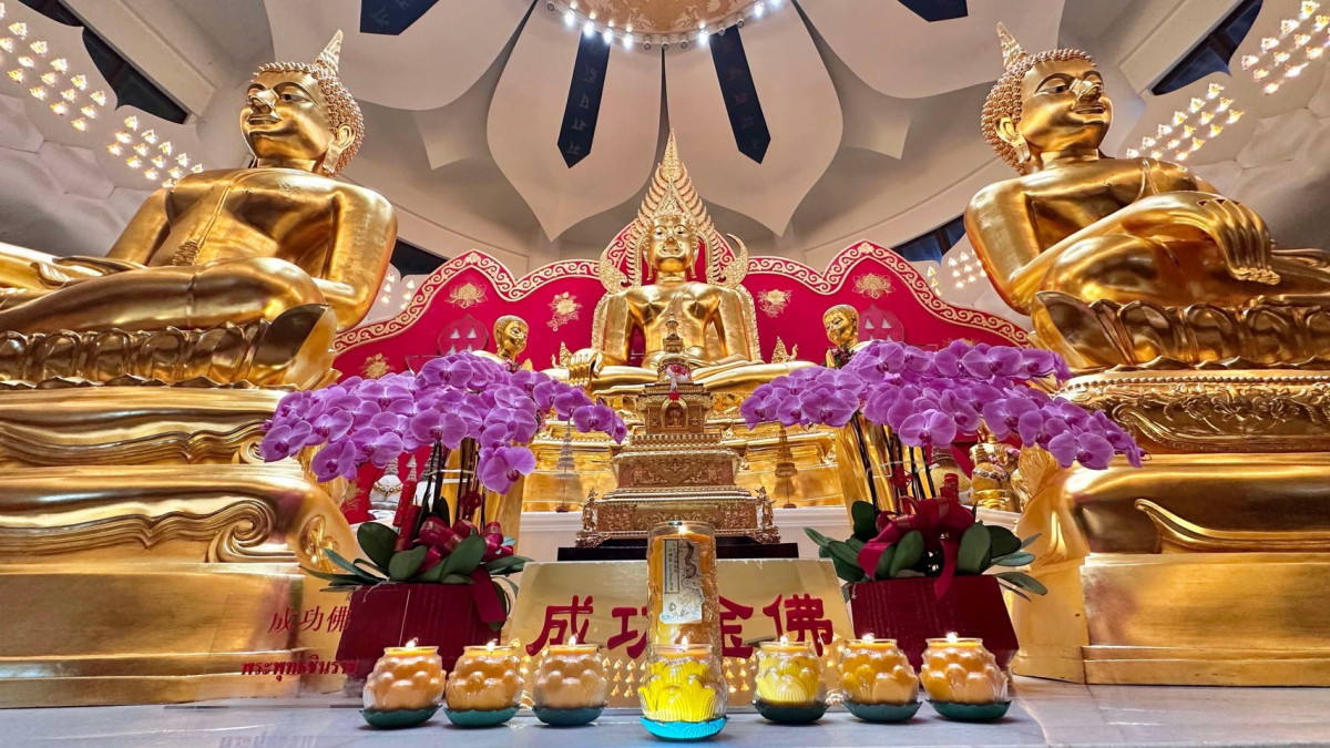 靈鷲山聖山寺金佛殿,為教宗點燈祈福