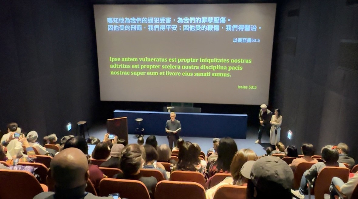 透過《以賽亞書》第53章第5節的內容,學員們各自為教宗禱告