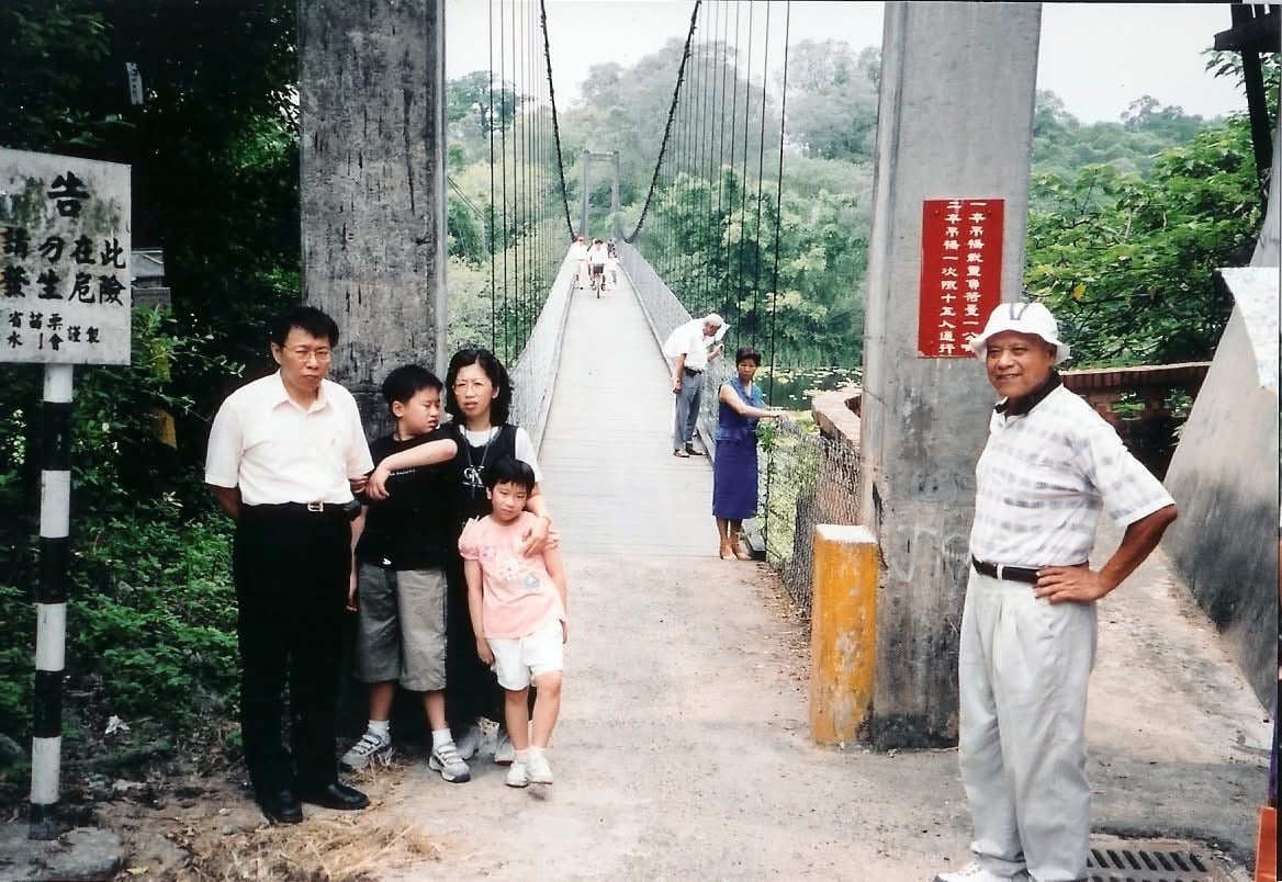 陳佩琪在公公柯承發病逝當天,貼出當年公公和他們一家人出遊的舊照片,以此追念。翻攝自陳佩琪臉書