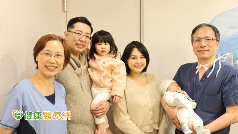 成功個案與生殖醫學中心王家瑋院長、資深胚胎師鄭幼妃技術長合影。