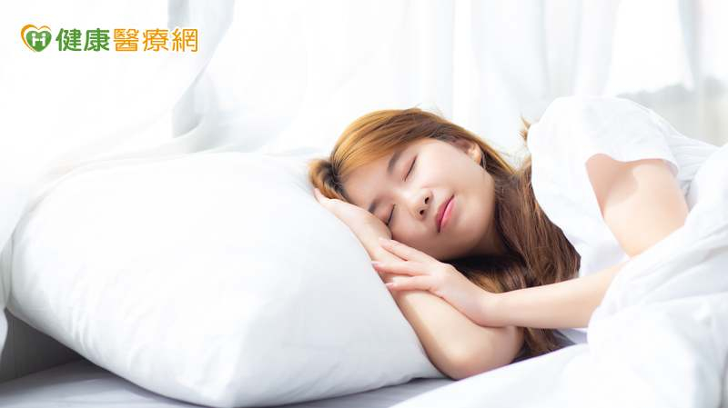 腦袋當機不如先睡一覺?研究:睡眠期間記憶重組 可能有助於解決難題