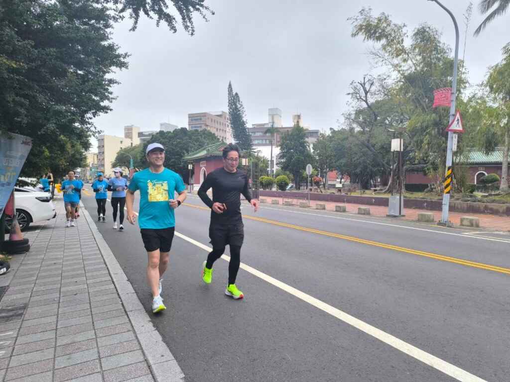 山口知事特別穿著今年古都馬拉松的選手服在臺南體驗跑步。