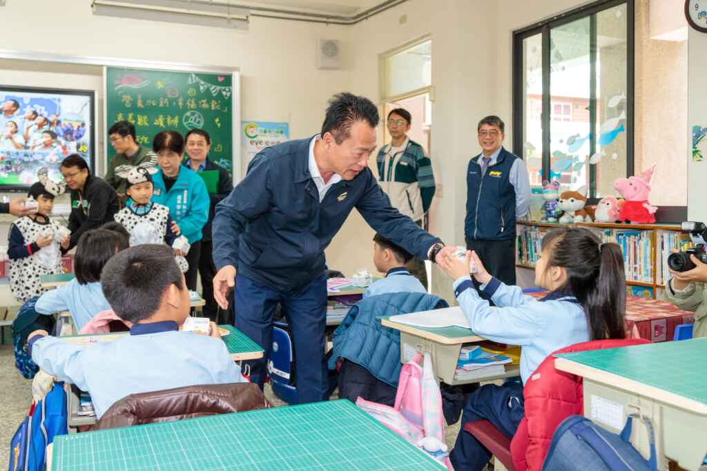 嘉義縣長翁章梁前往太保國小發放鮮奶，確保孩子們都能攝取營養，健健康康長大。