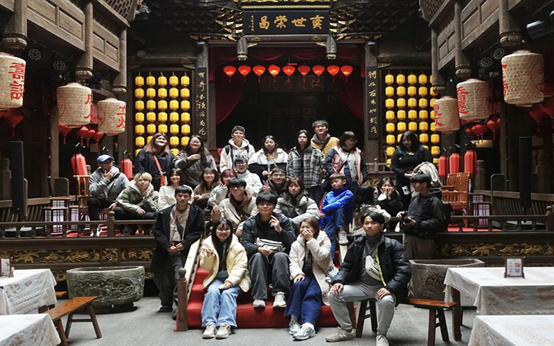▲台灣客家子弟到龍岩進行短影音創作,走訪多個客家特色景點。圖為參賽隊伍於八喜樓合影。(相片來源/主辦方提供)