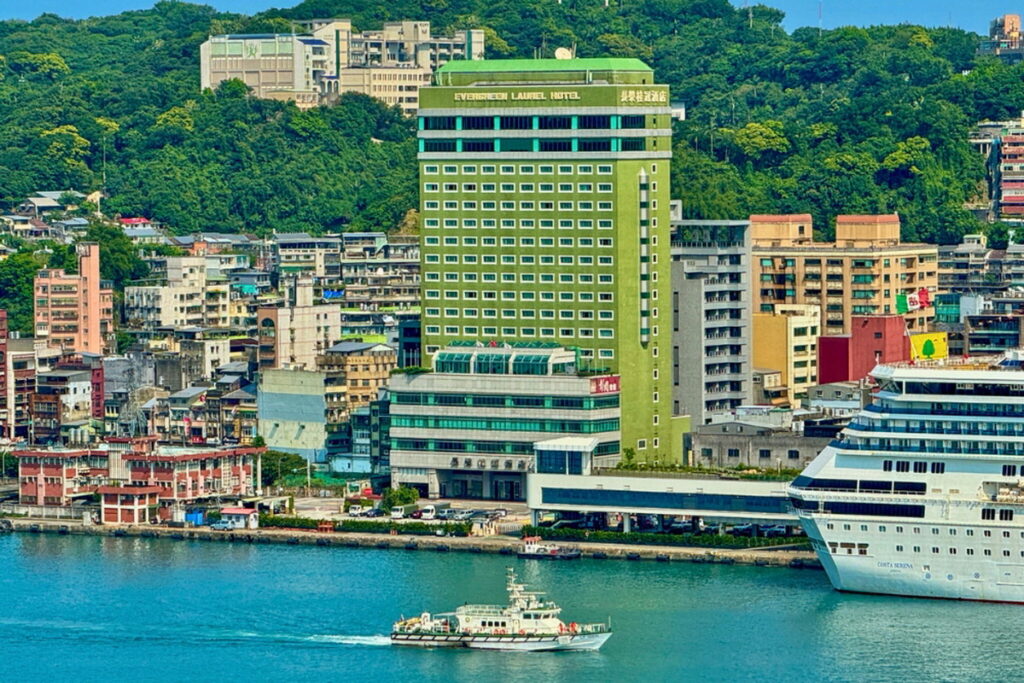 基隆有豐富的人文、歷史、美食及小吃，平日預訂長榮桂冠酒店（基隆）兩位大人及兩位兒童(4歲以下)最低只要3,488元，旅客還可免費搭乘高鐵南港站至酒店的接駁服務。