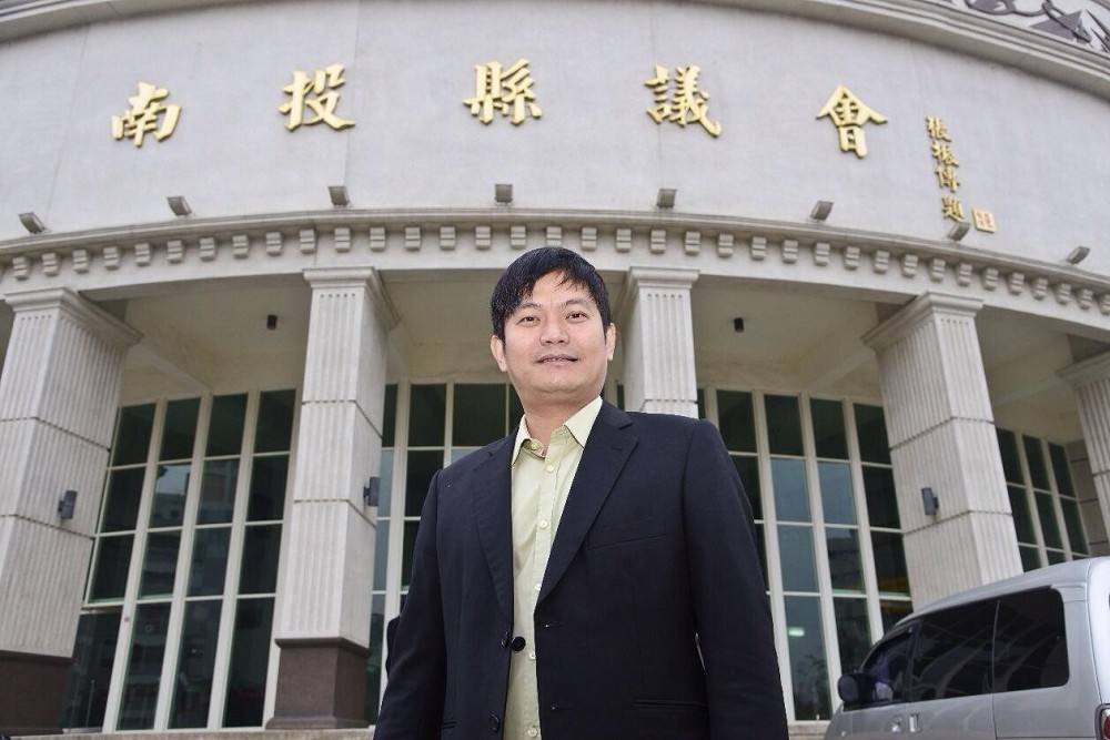 陳玉鈴脫序教青鳥碰瓷 南投副議長潘一全批:什麼鬼議員 220 陳玉鈴脫序教青鳥碰瓷 南投副議長潘一全批:什麼鬼議員 219