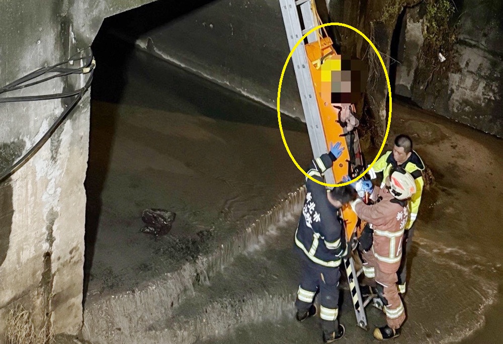 女子離家跳大排水溝 新莊警連日調監視器救回一命 219 248250224a06