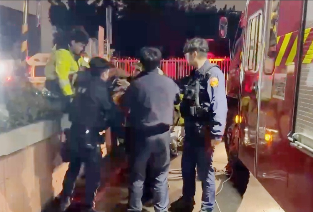 女子離家跳大排水溝 新莊警連日調監視器救回一命 220 248250224a07