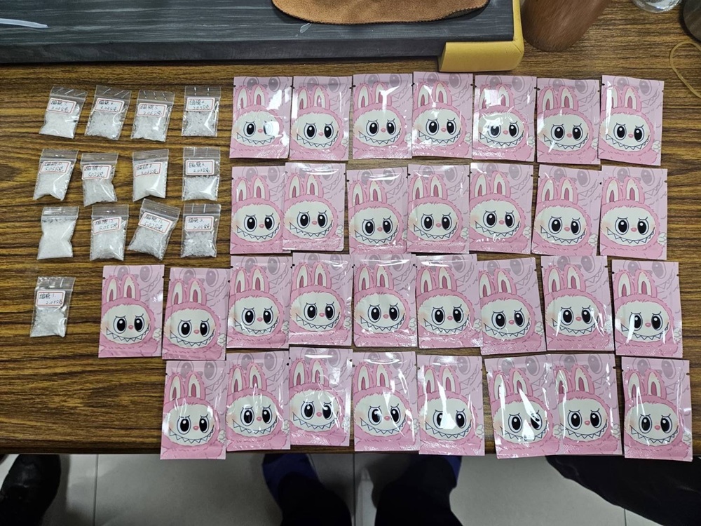 無照騎士藏毒太心虛 警查獲44泡泡瑪特毒品咖啡包 230 cnews204250224a11