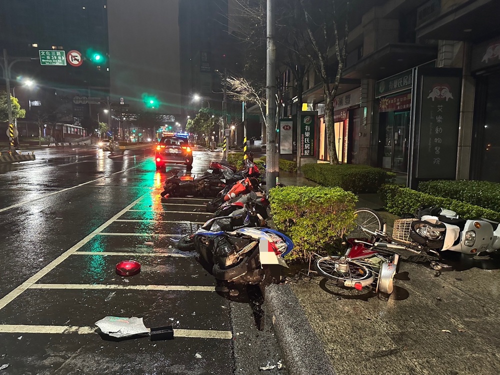 失控衝撞10輛機車 肇逃女駕駛涉藏毒還企圖屎遁吞毒 233 cnews204250224a12