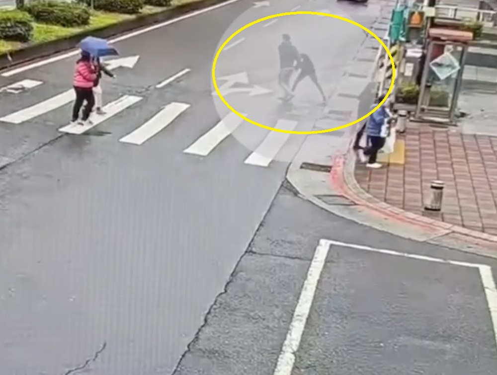缺錢搶銀樓 40歲火鍋店員熱心攔逮通緝犯 224 cnews204250224a14