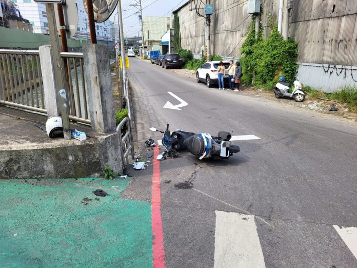 中壢轎車右轉擊落直行機車 騎士臉部、手腳慘受傷 59 31468468 6 scaled