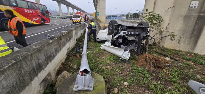 【有片】疑恍神釀禍!自撞護欄、路燈翻落邊坡 小客車慘成廢鐵 62 171478 0