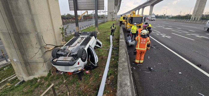 【有片】疑恍神釀禍!自撞護欄、路燈翻落邊坡 小客車慘成廢鐵 63 171481 0