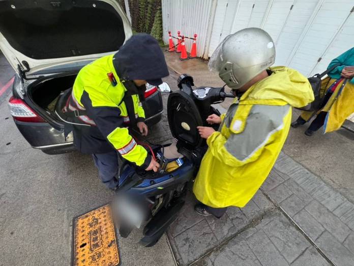 天雨路滑機車突拋錨 八德暖警熱心接電助老夫妻返家 59 750145 0