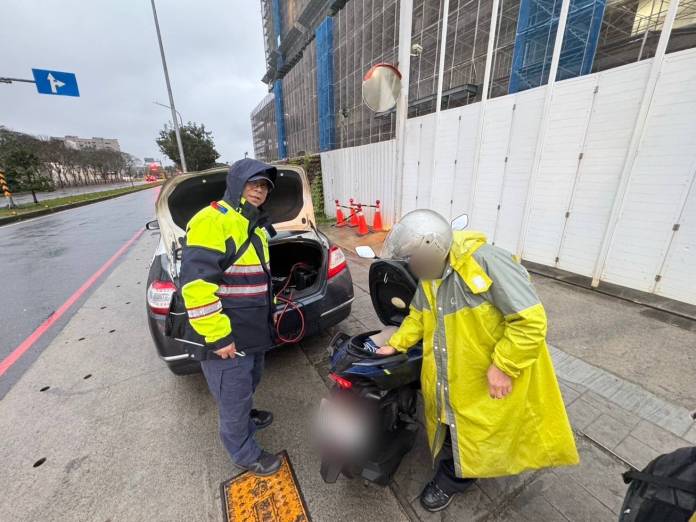 天雨路滑機車突拋錨 八德暖警熱心接電助老夫妻返家 60 750144 0