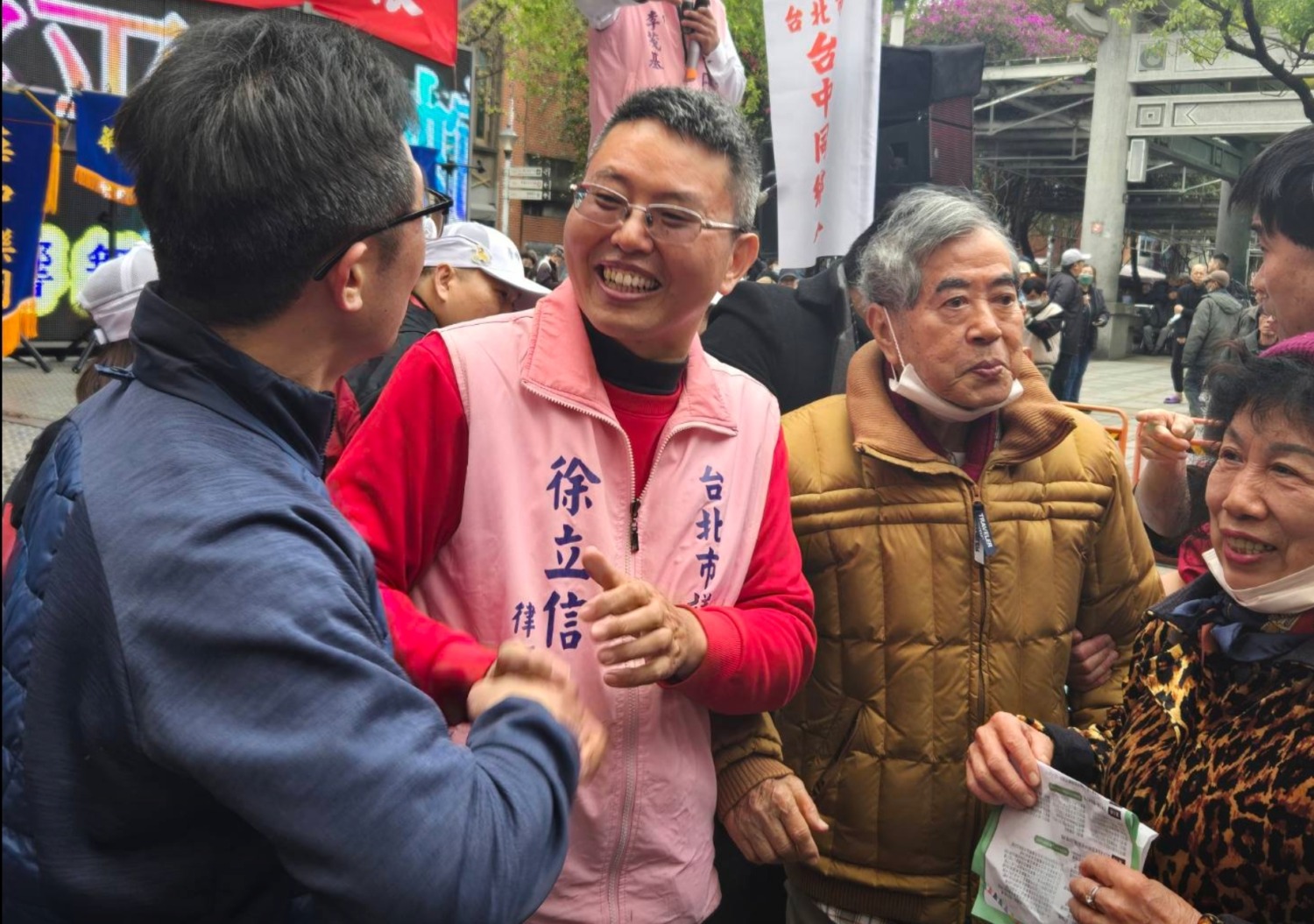徐立信議員(左二)受到支持者包圍簇擁。(記者 趙靜姸攝)