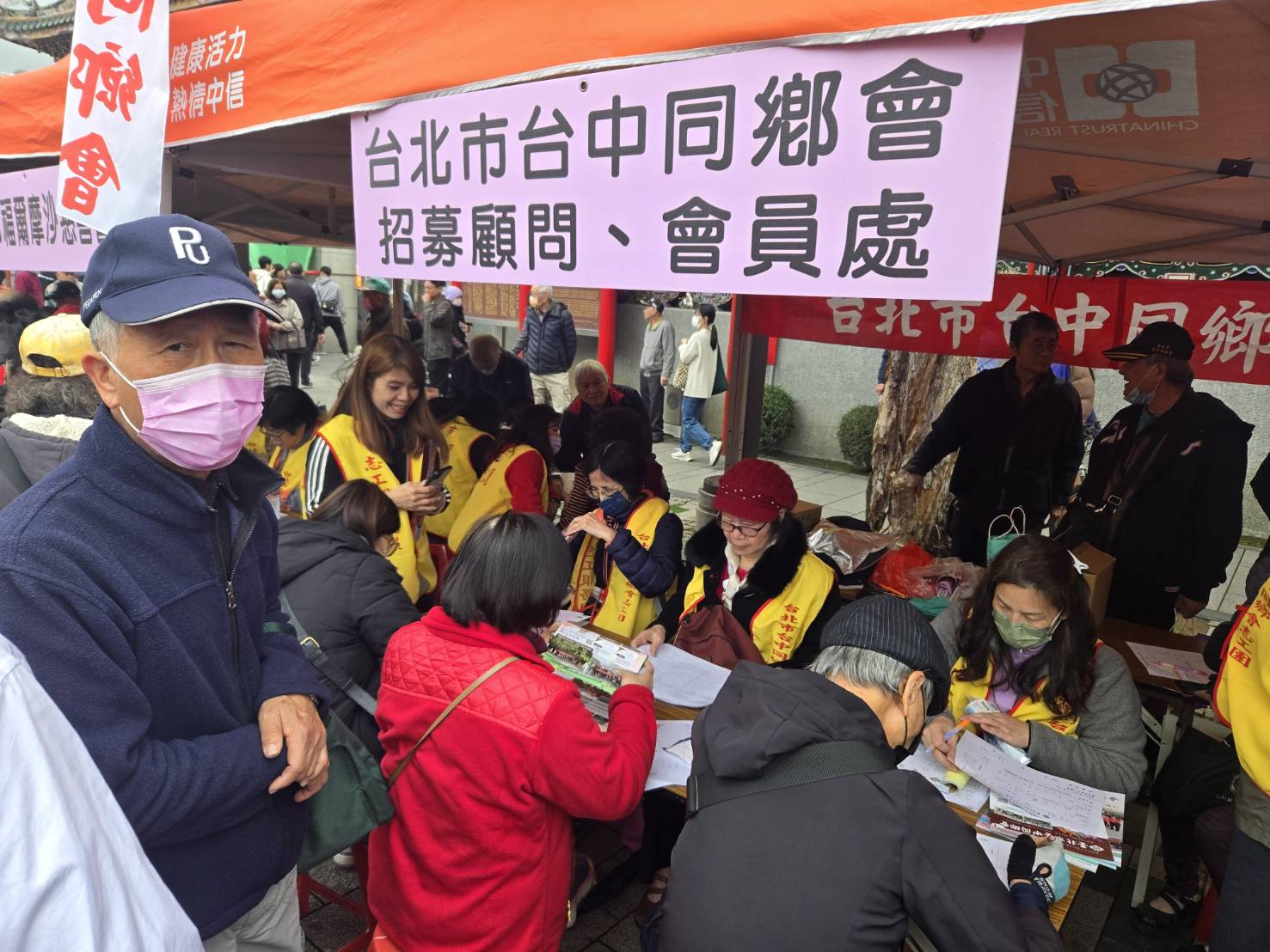 當天加入「臺北市臺中同鄉會」或擔任顧問者還可獲得超值消費券,吸引眾多民眾熱情參與。(記者 趙靜姸攝)