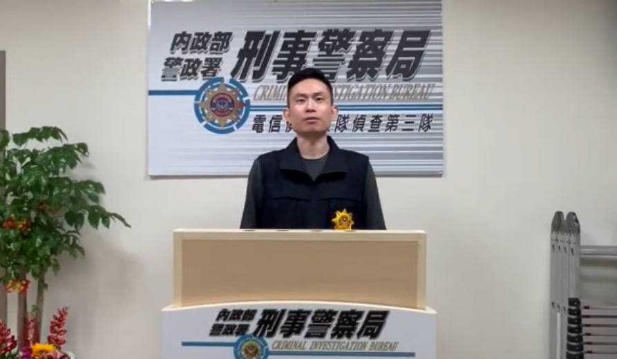 刑事局電偵三隊隊長李秉宥說明案情。(記者徐煜勝翻攝)