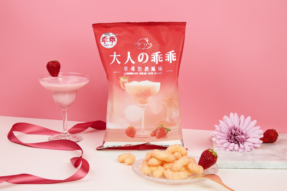 ▲家樂福獨家開賣「大人的乖乖」的新品「草莓奶酒風味」引發話題。(圖/乖乖提供)