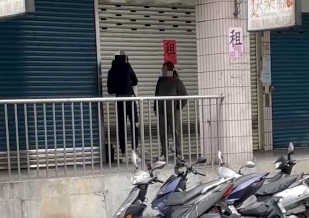 《圖說》車手與被害人接洽取款時,遭埋伏員警逮捕。〈板橋分局提供〉