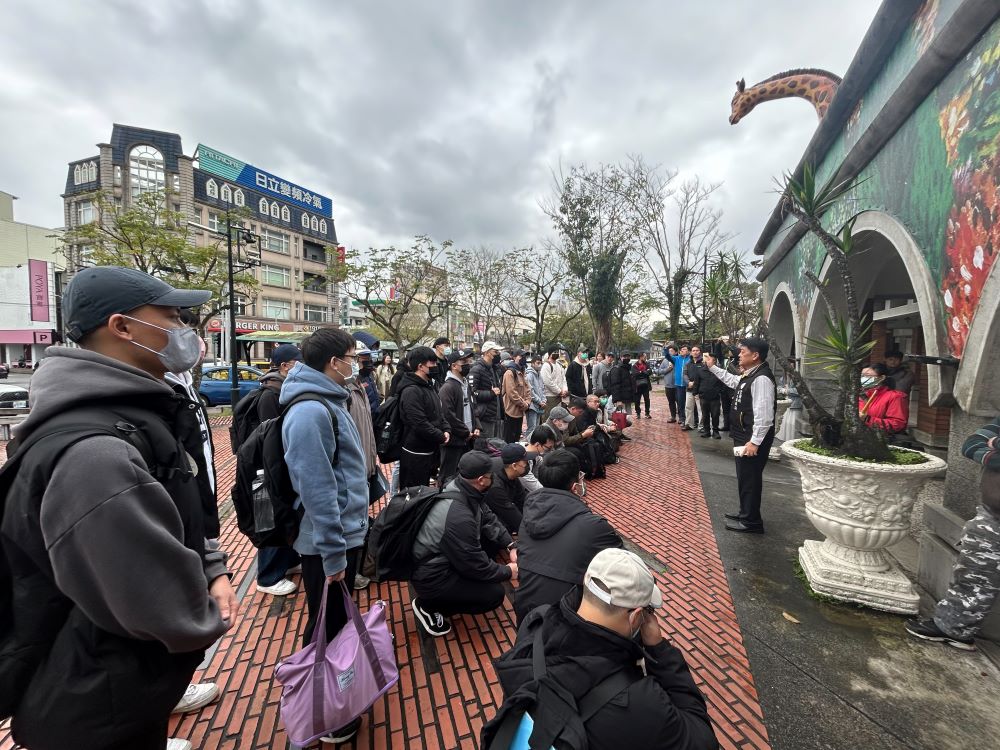 《圖說》尹華忠溫馨提醒努力學習和鍛練身體,彼此相互照顧,並祝福平安結訓返鄉。〈宜蘭軍服站提供〉