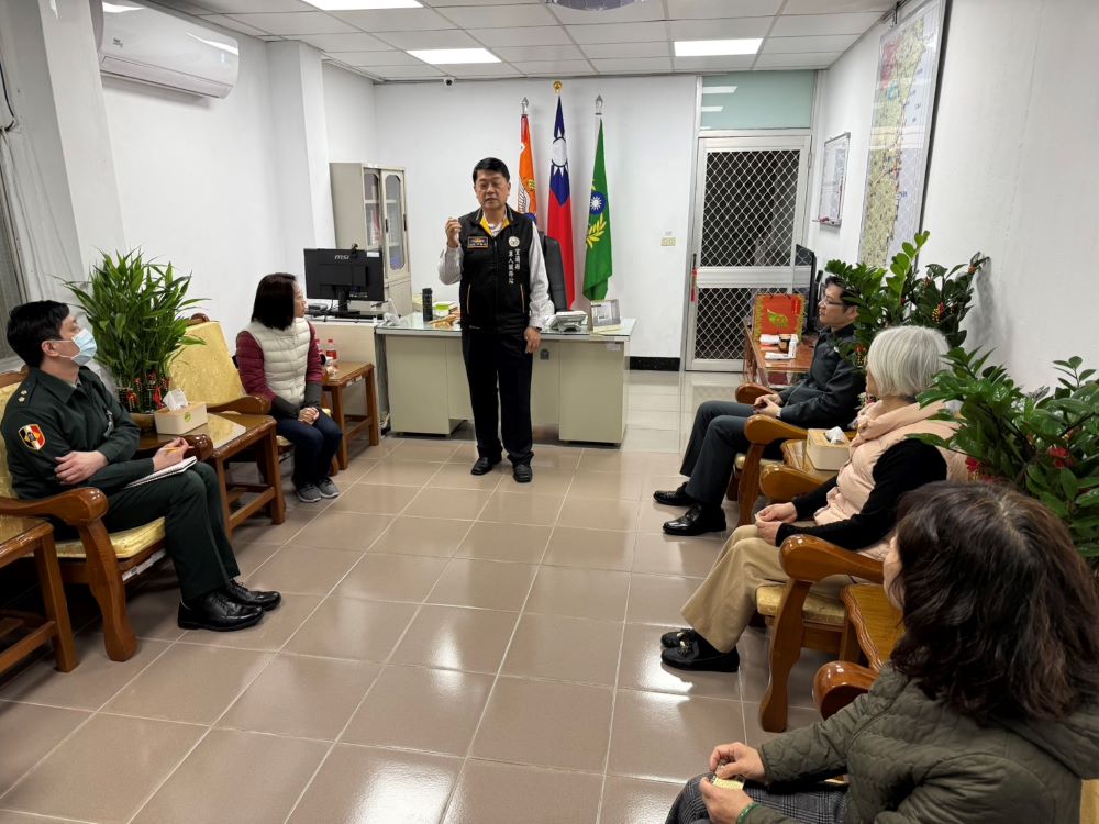《圖說》宜蘭縣軍人服務站長尹華忠今日下午應宜蘭財務組組長李上校邀請,向所屬官士兵及聘雇人員宣導「軍友服務工作」。〈宜蘭軍服站提供〉