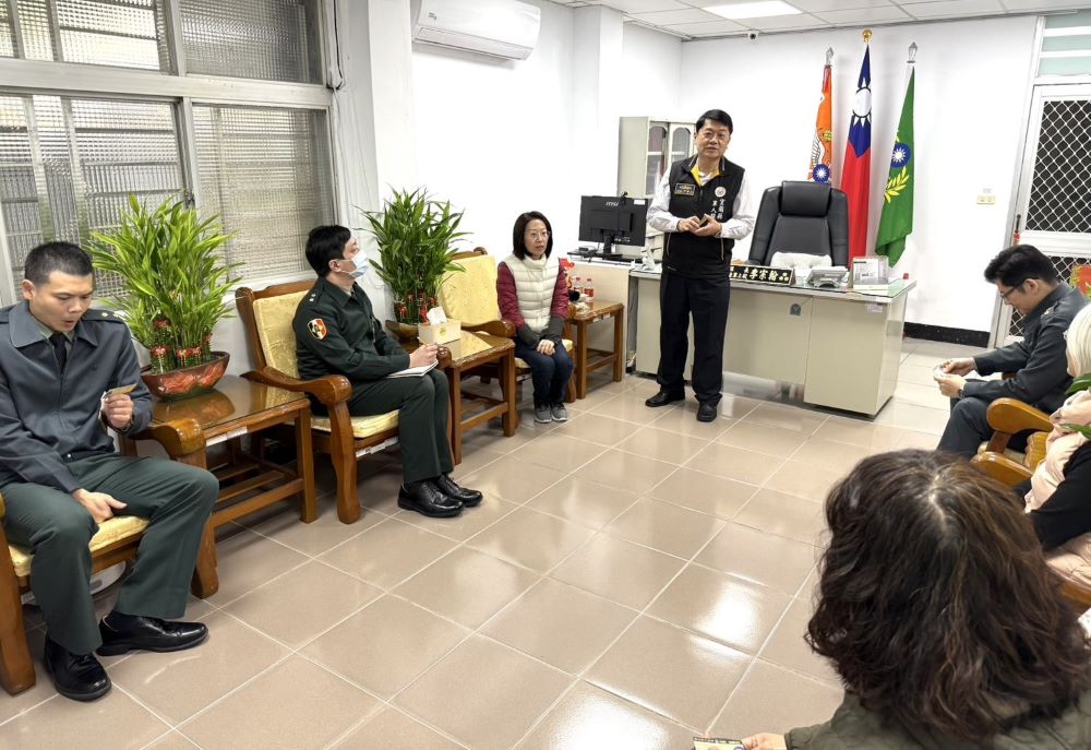 《圖說》尹華忠鼓勵袍澤踴躍投保臺銀人壽軍人一年期團體意外保,為自己和家人多一層安全的保障。〈宜蘭軍服站提供〉