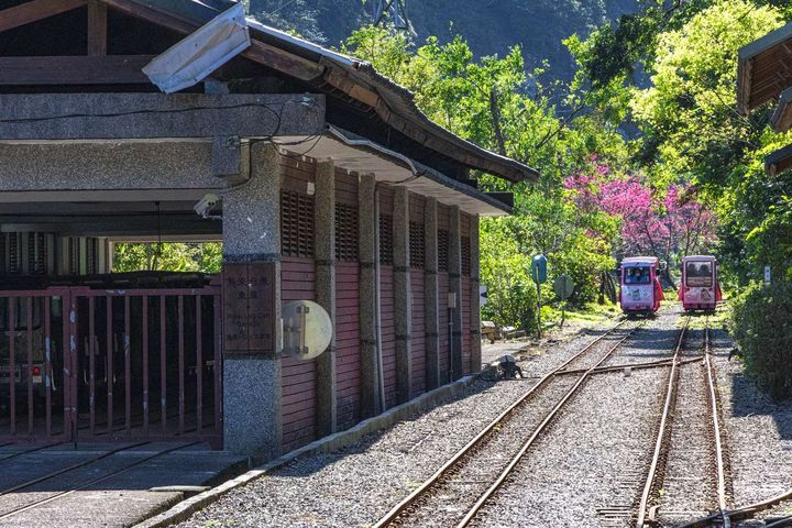 首獎作品《烏來台車》呈現台車與自然景觀和諧共存,表現古樸與現代交融的美感。 圖:王朝騰/提供
