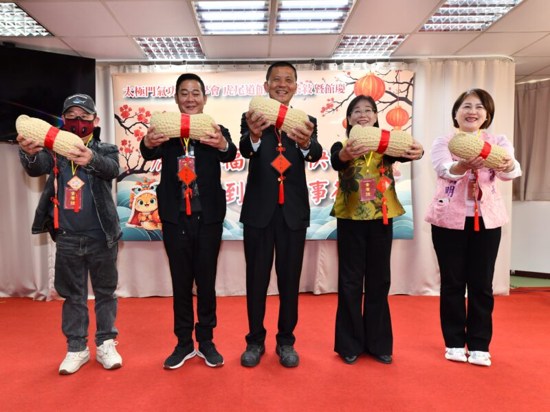 圖文:雲林縣議長(左二)及副縣長(右二)手持大花生,祝福世人從頭到尾好事發生。